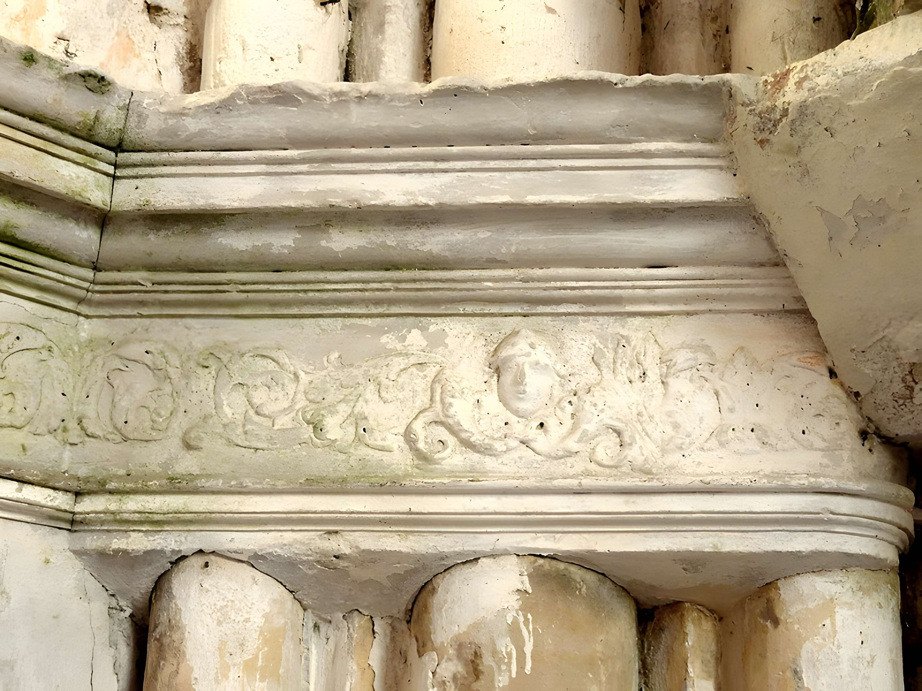 Église Saint-Romain de Wy-dit-Joli-Village et une croix