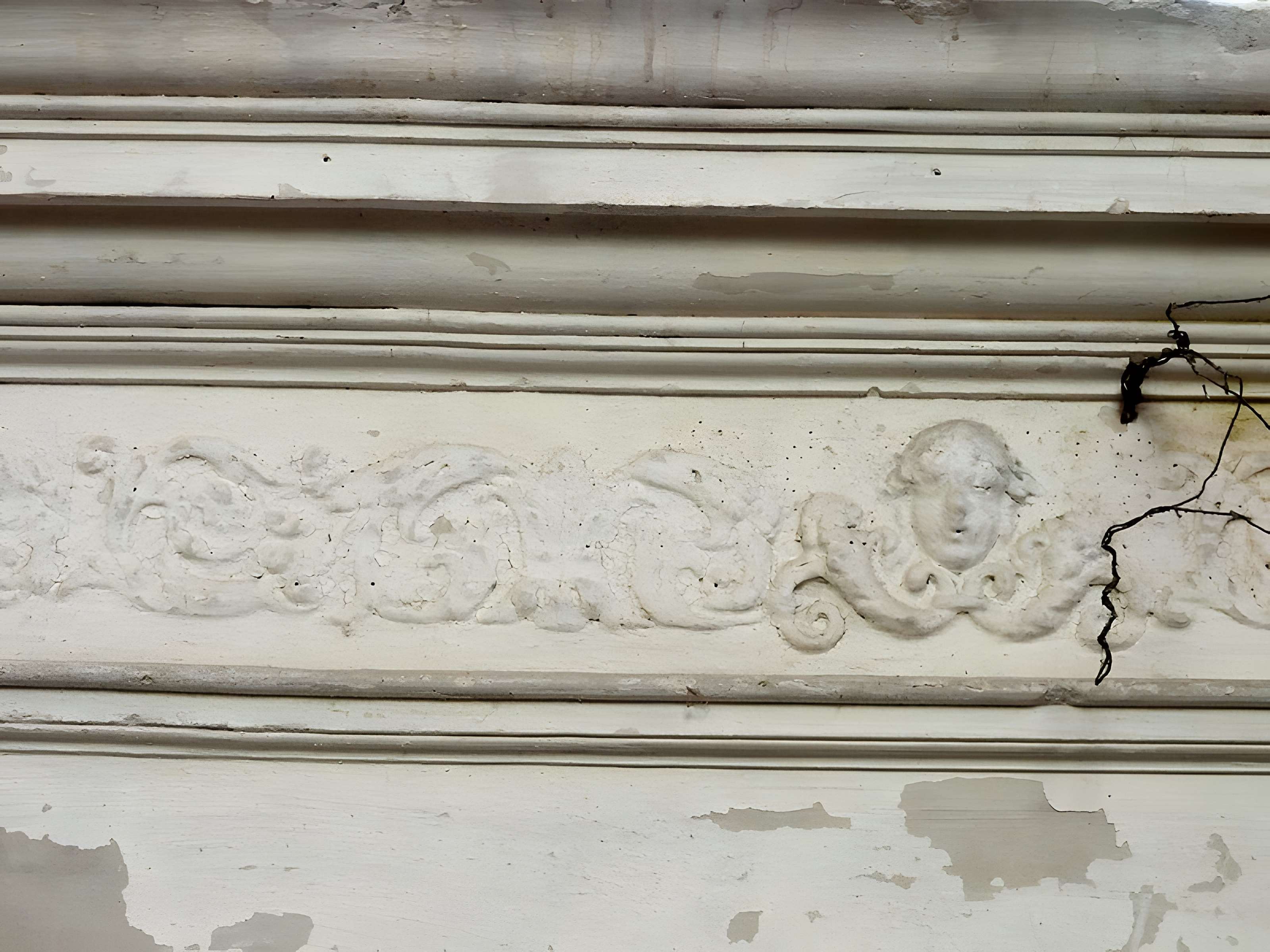 Église Saint-Romain de Wy-dit-Joli-Village et une croix