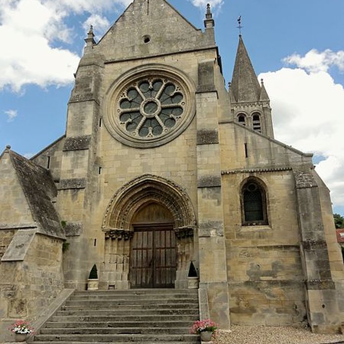 Photo de Église Saint-Symphorien de Nesles-la-Vallée et croix