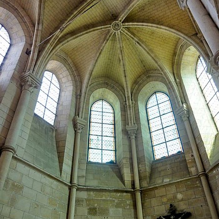 Photo de Église Saint-Symphorien de Nesles-la-Vallée et croix
