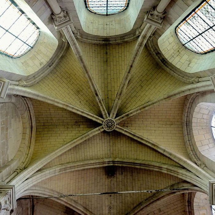Photo de Église Saint-Symphorien de Nesles-la-Vallée et croix