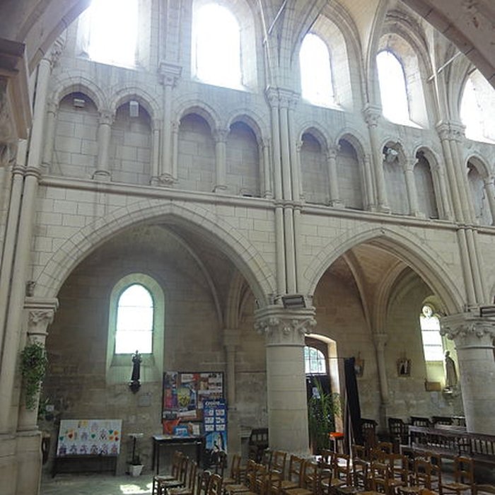 Photo de Église Saint-Symphorien de Nesles-la-Vallée et croix