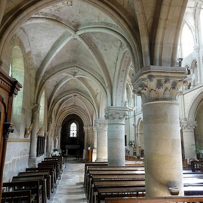 Photo de Église Saint-Symphorien de Nesles-la-Vallée et croix