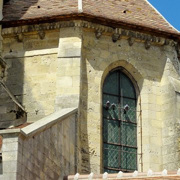 Église Saint-Symphorien de Nesles-la-Vallée et croix