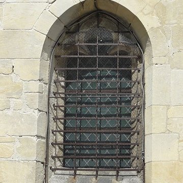Église Saint-Symphorien de Nesles-la-Vallée et croix