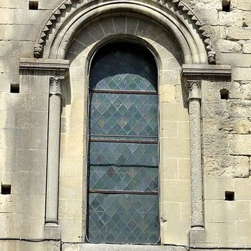 Église Saint-Symphorien de Nesles-la-Vallée et croix