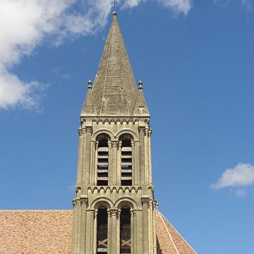 Église Saint-Symphorien de Nesles-la-Vallée et croix