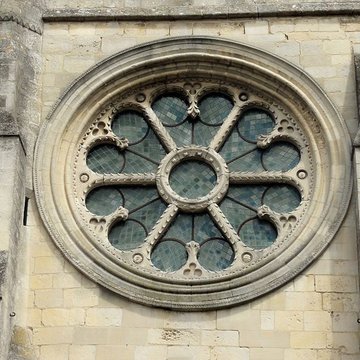 Église Saint-Symphorien de Nesles-la-Vallée et croix