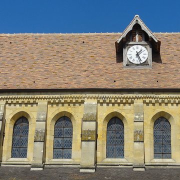 Église Saint-Symphorien de Nesles-la-Vallée et croix