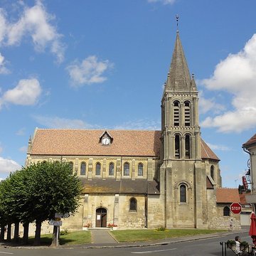 Église Saint-Symphorien de Nesles-la-Vallée et croix
