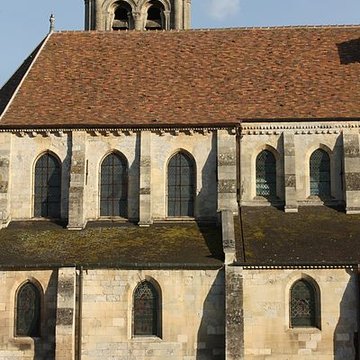 Église Saint-Symphorien de Nesles-la-Vallée et croix