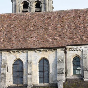 Église Saint-Symphorien de Nesles-la-Vallée et croix