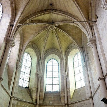 Église Saint-Symphorien de Nesles-la-Vallée et croix