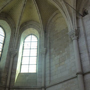 Église Saint-Symphorien de Nesles-la-Vallée et croix