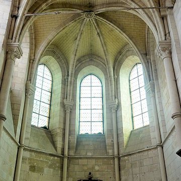 Église Saint-Symphorien de Nesles-la-Vallée et croix