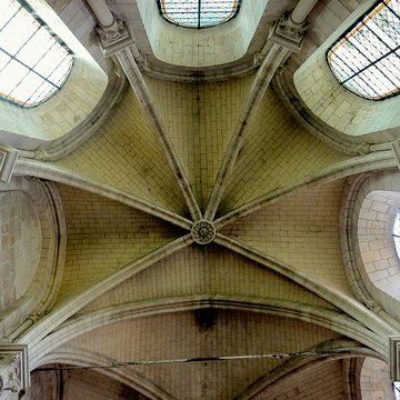 Église Saint-Symphorien de Nesles-la-Vallée et croix