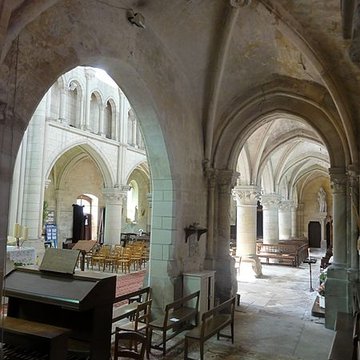 Église Saint-Symphorien de Nesles-la-Vallée et croix