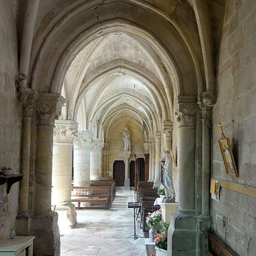 Église Saint-Symphorien de Nesles-la-Vallée et croix