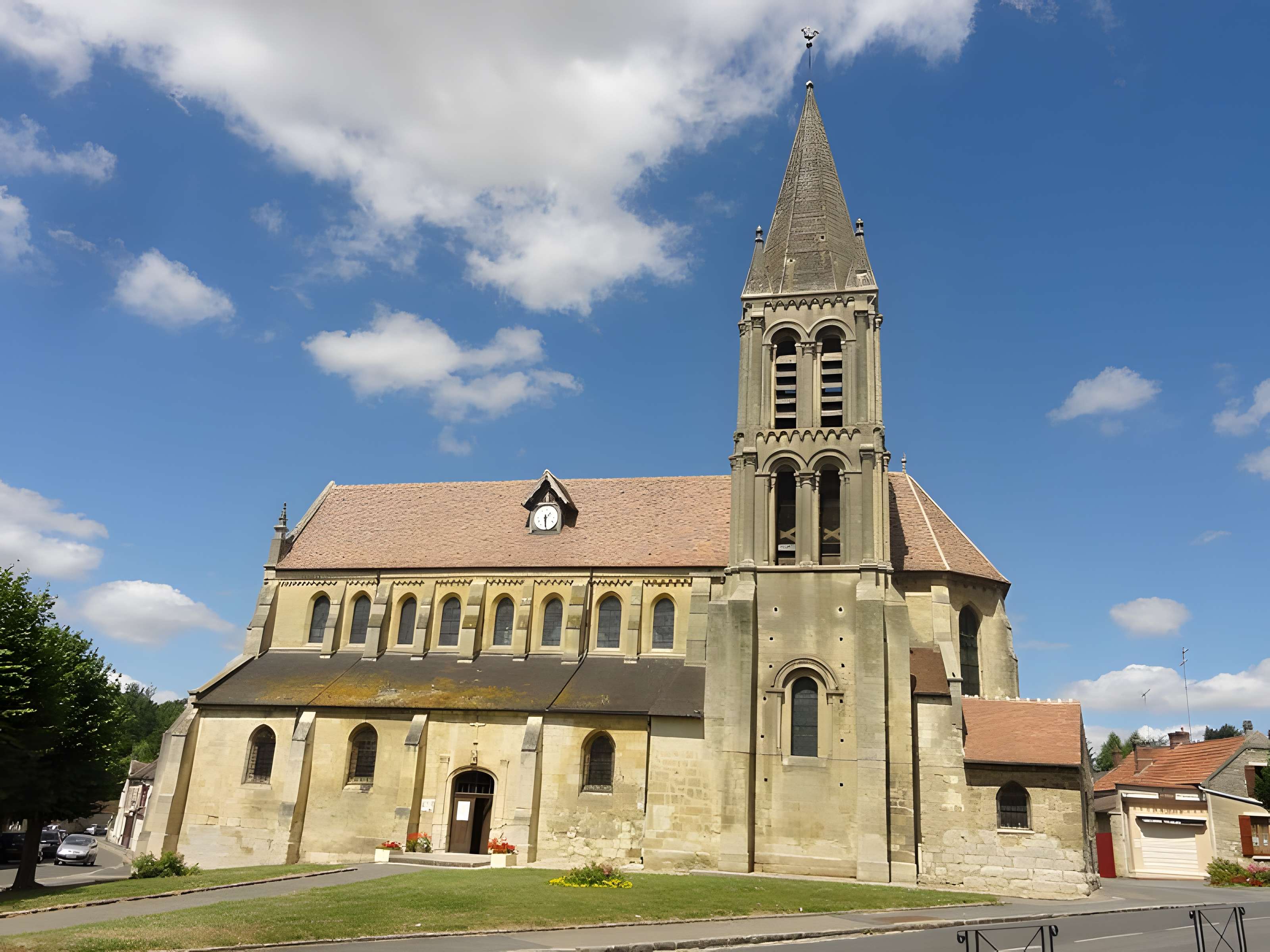 Église Saint-Symphorien de Nesles-la-Vallée et croix 