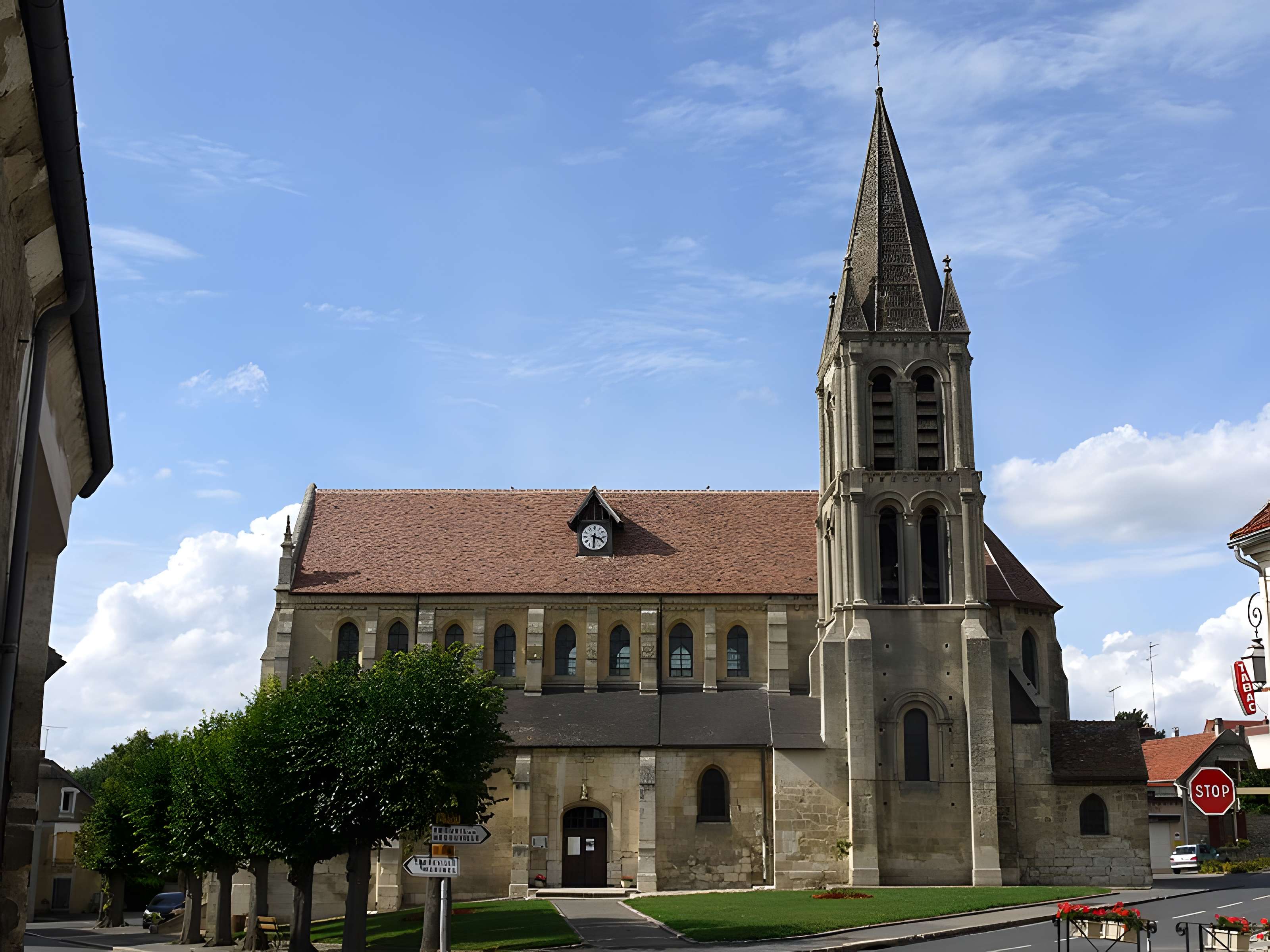 Église Saint-Symphorien de Nesles-la-Vallée et croix