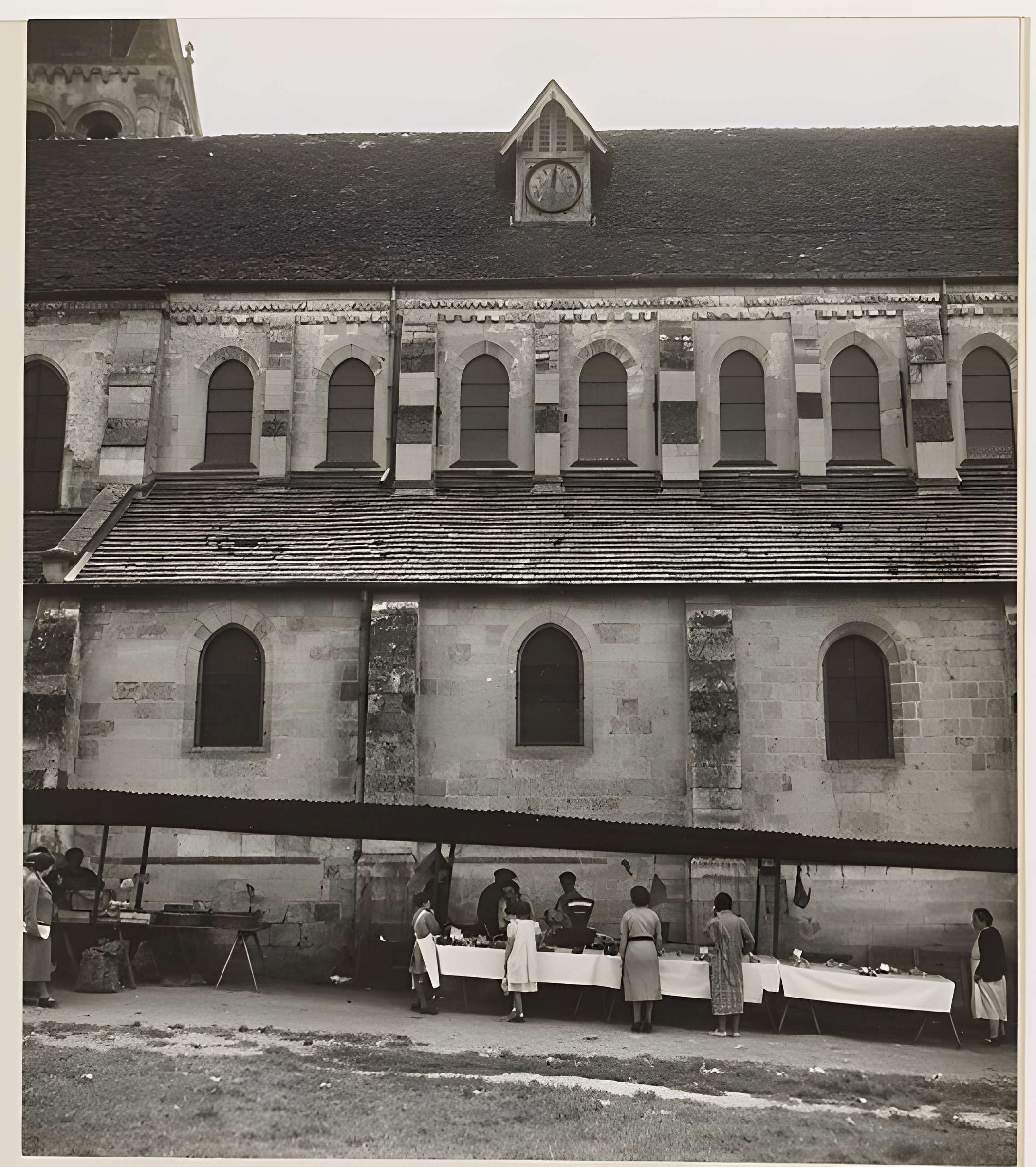 Église Saint-Symphorien de Nesles-la-Vallée et croix