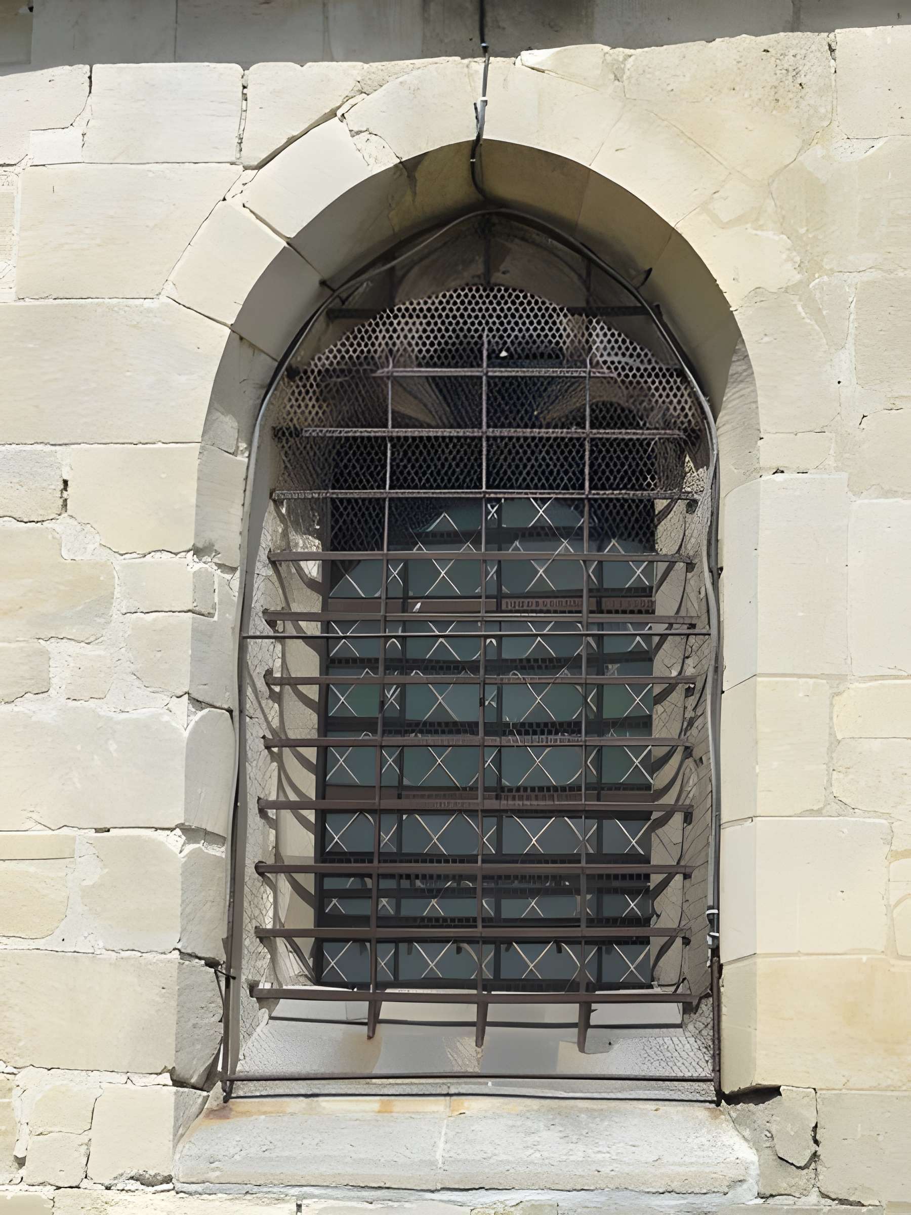 Église Saint-Symphorien de Nesles-la-Vallée et croix