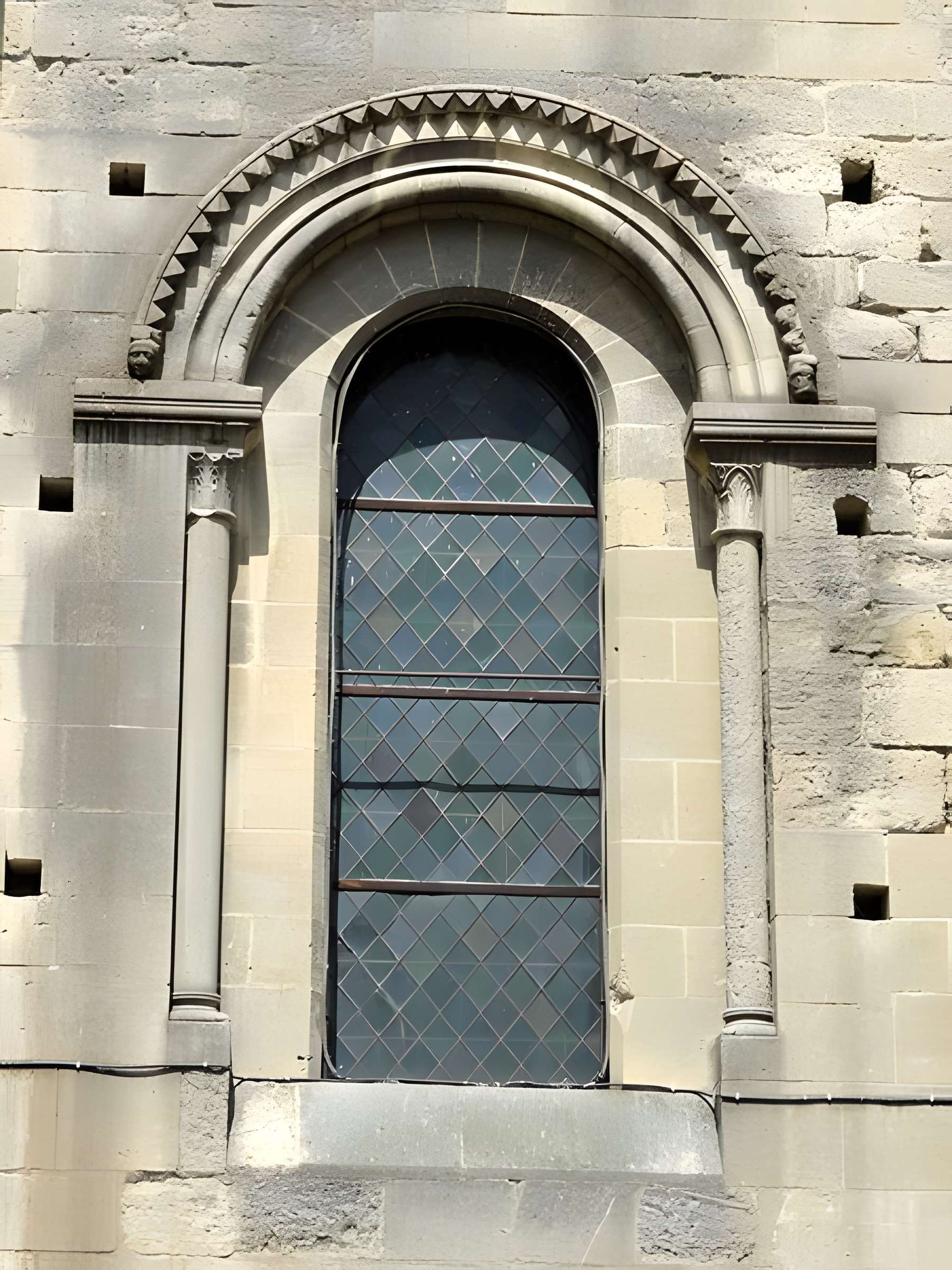 Église Saint-Symphorien de Nesles-la-Vallée et croix