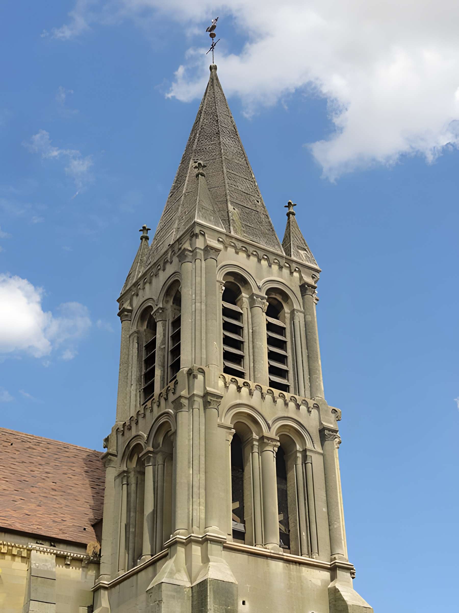 Église Saint-Symphorien de Nesles-la-Vallée et croix