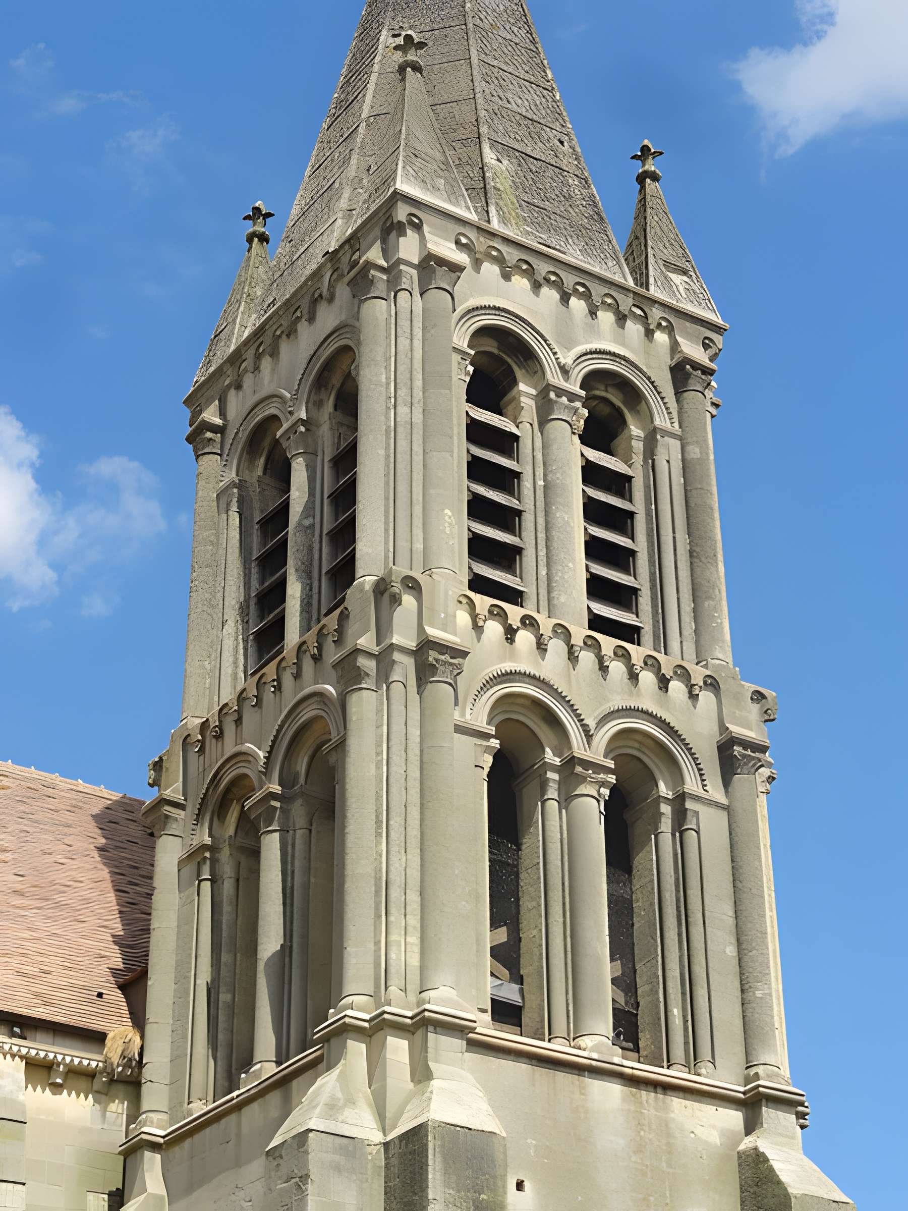 Église Saint-Symphorien de Nesles-la-Vallée et croix