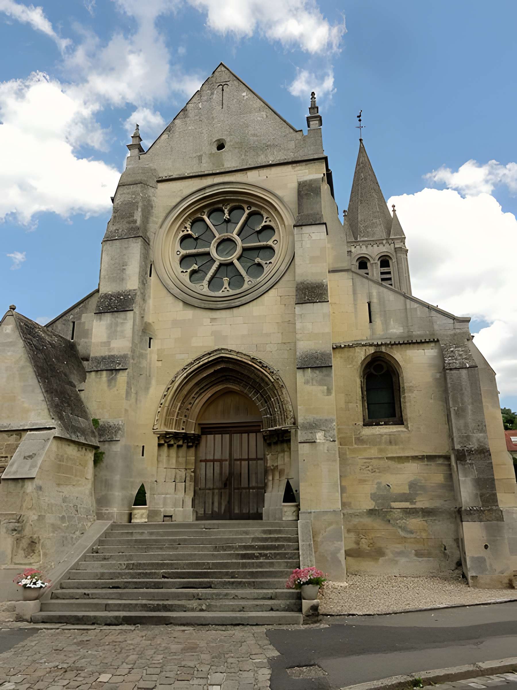 Église Saint-Symphorien de Nesles-la-Vallée et croix