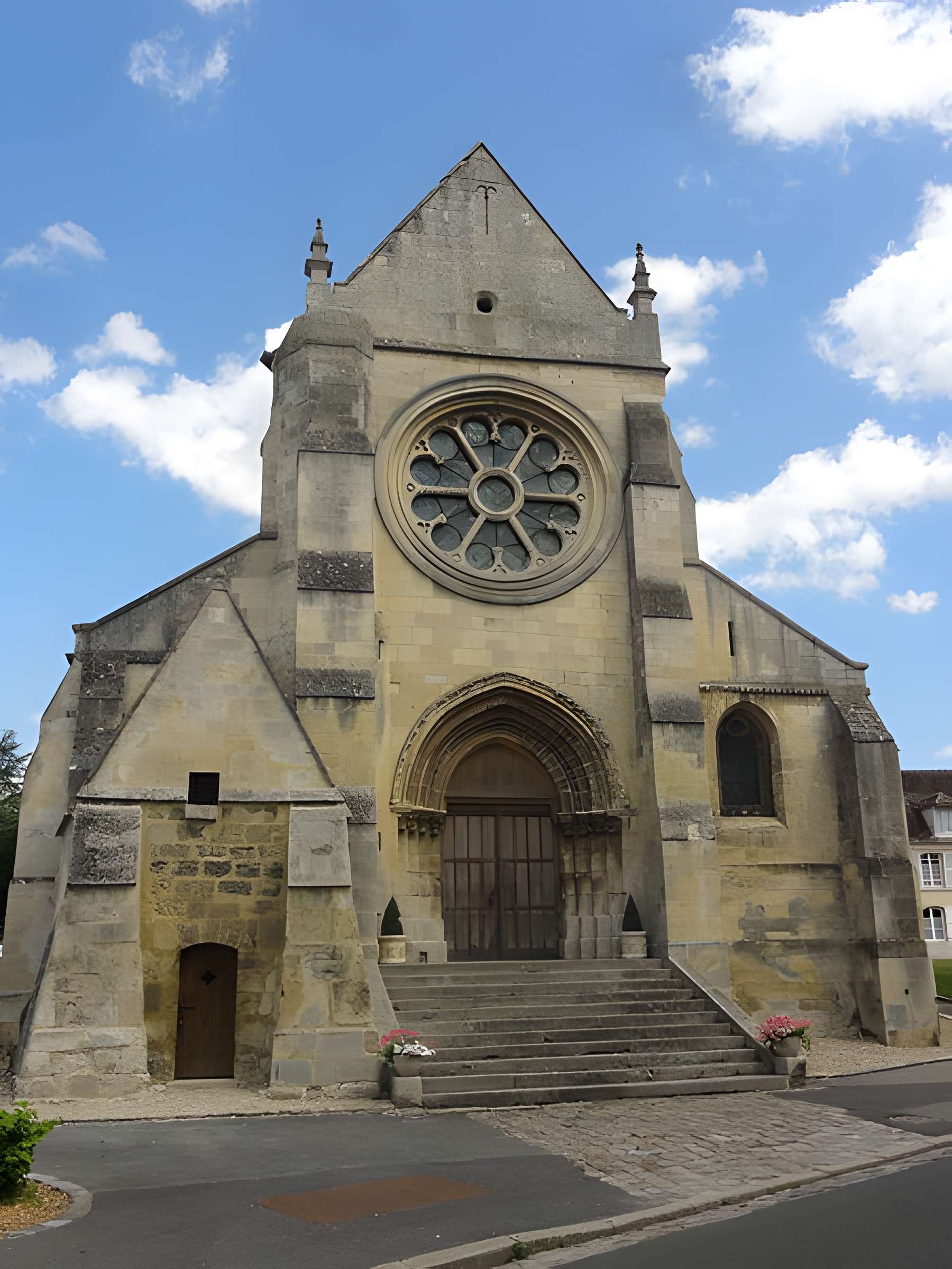Église Saint-Symphorien de Nesles-la-Vallée et croix