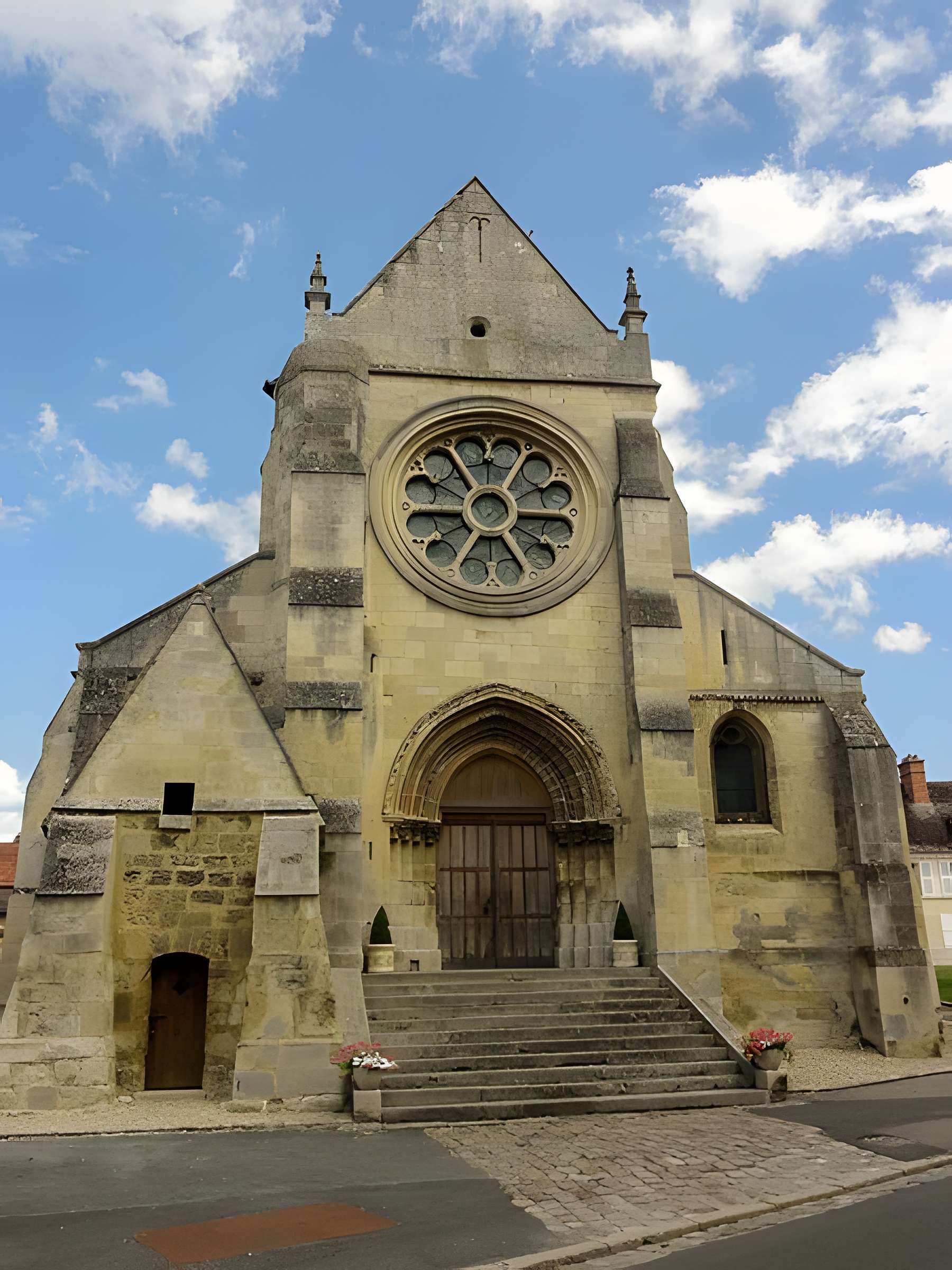 Église Saint-Symphorien de Nesles-la-Vallée et croix