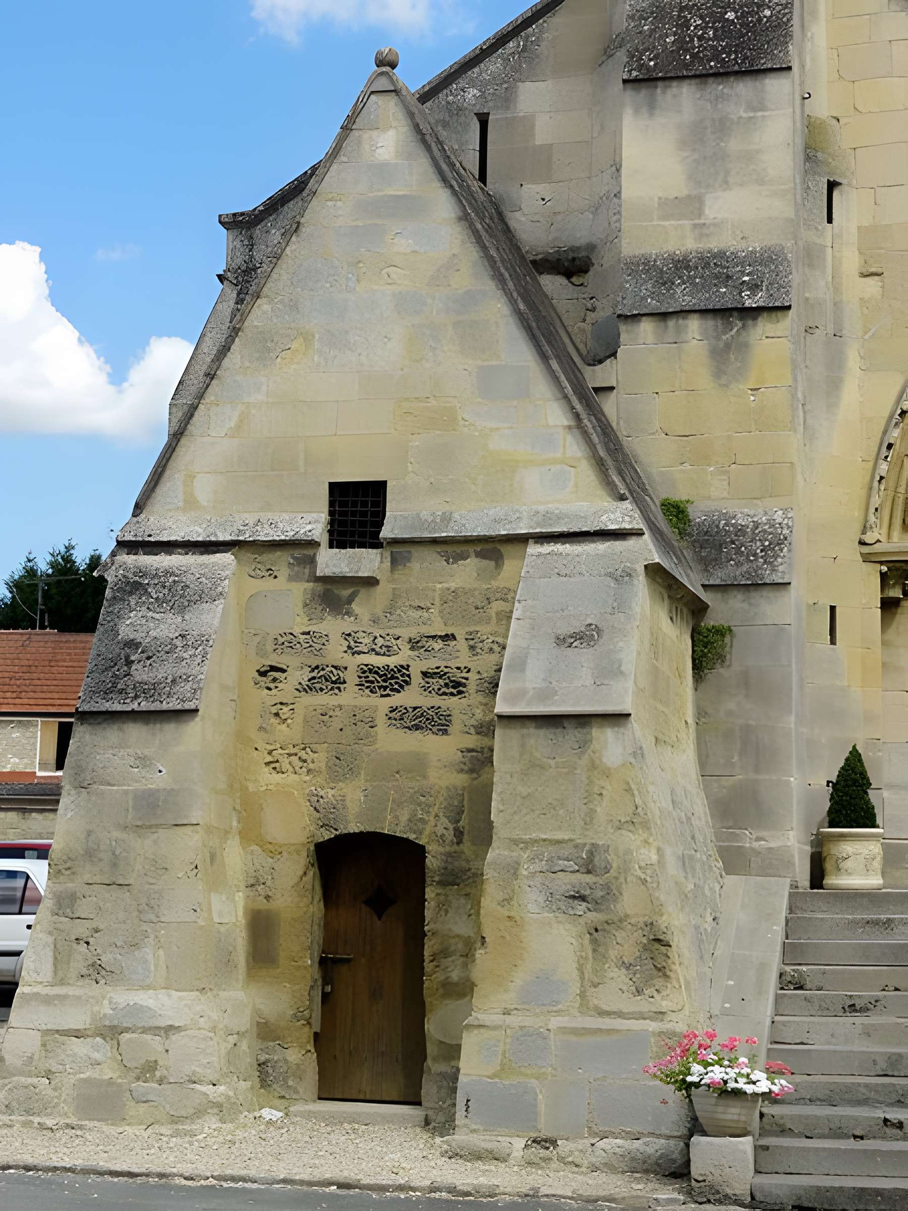 Église Saint-Symphorien de Nesles-la-Vallée et croix
