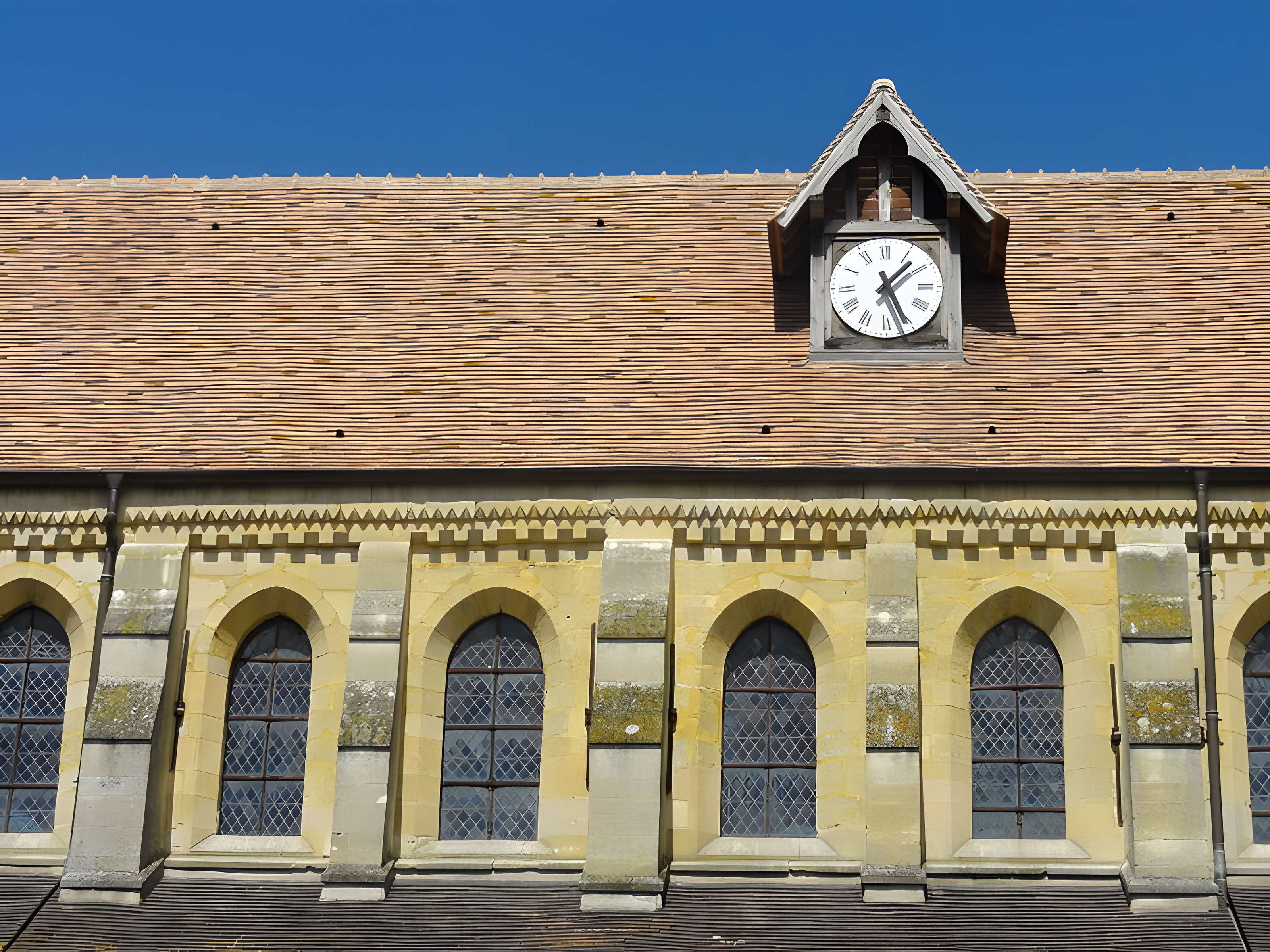 Église Saint-Symphorien de Nesles-la-Vallée et croix