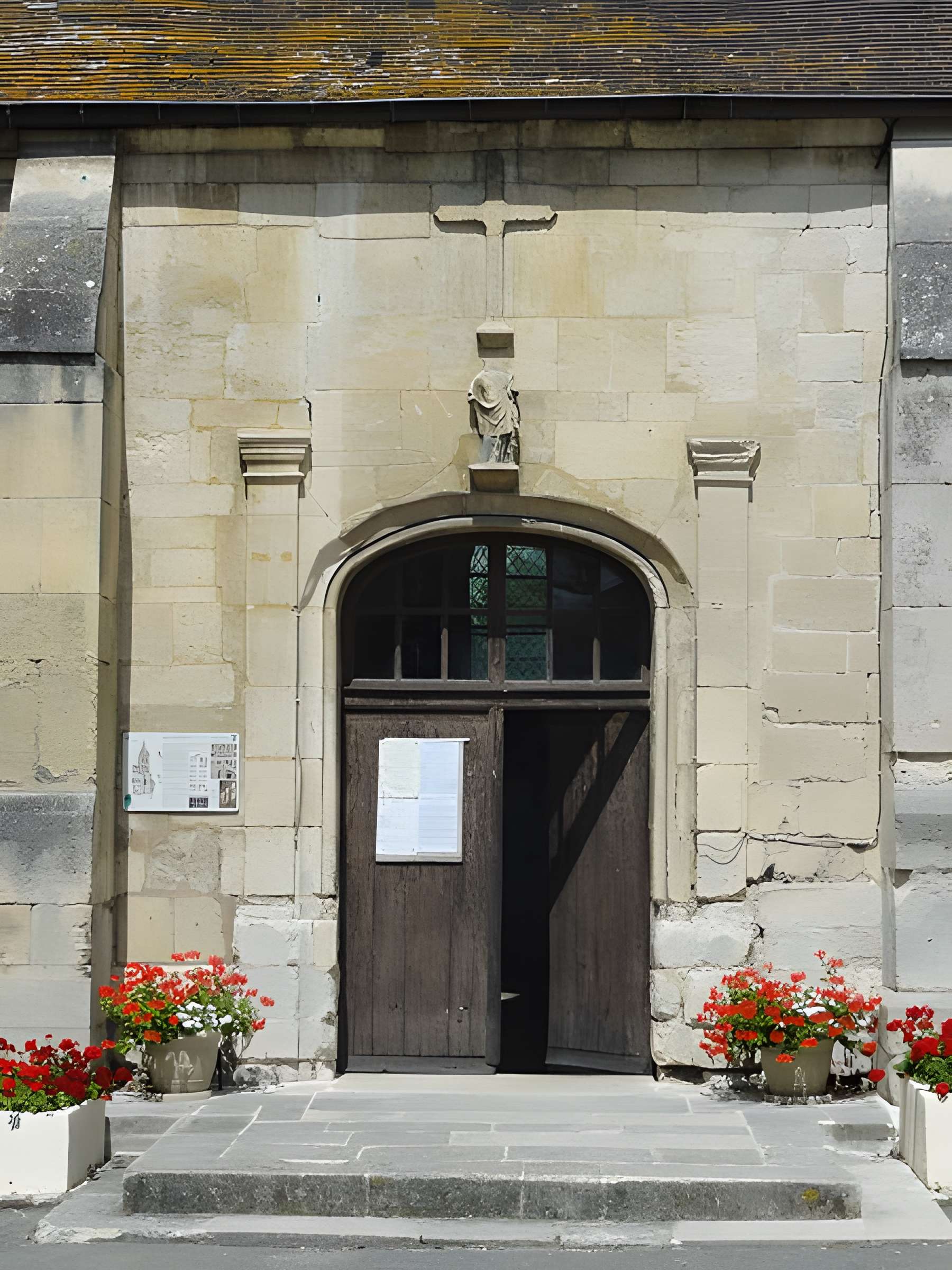 Église Saint-Symphorien de Nesles-la-Vallée et croix