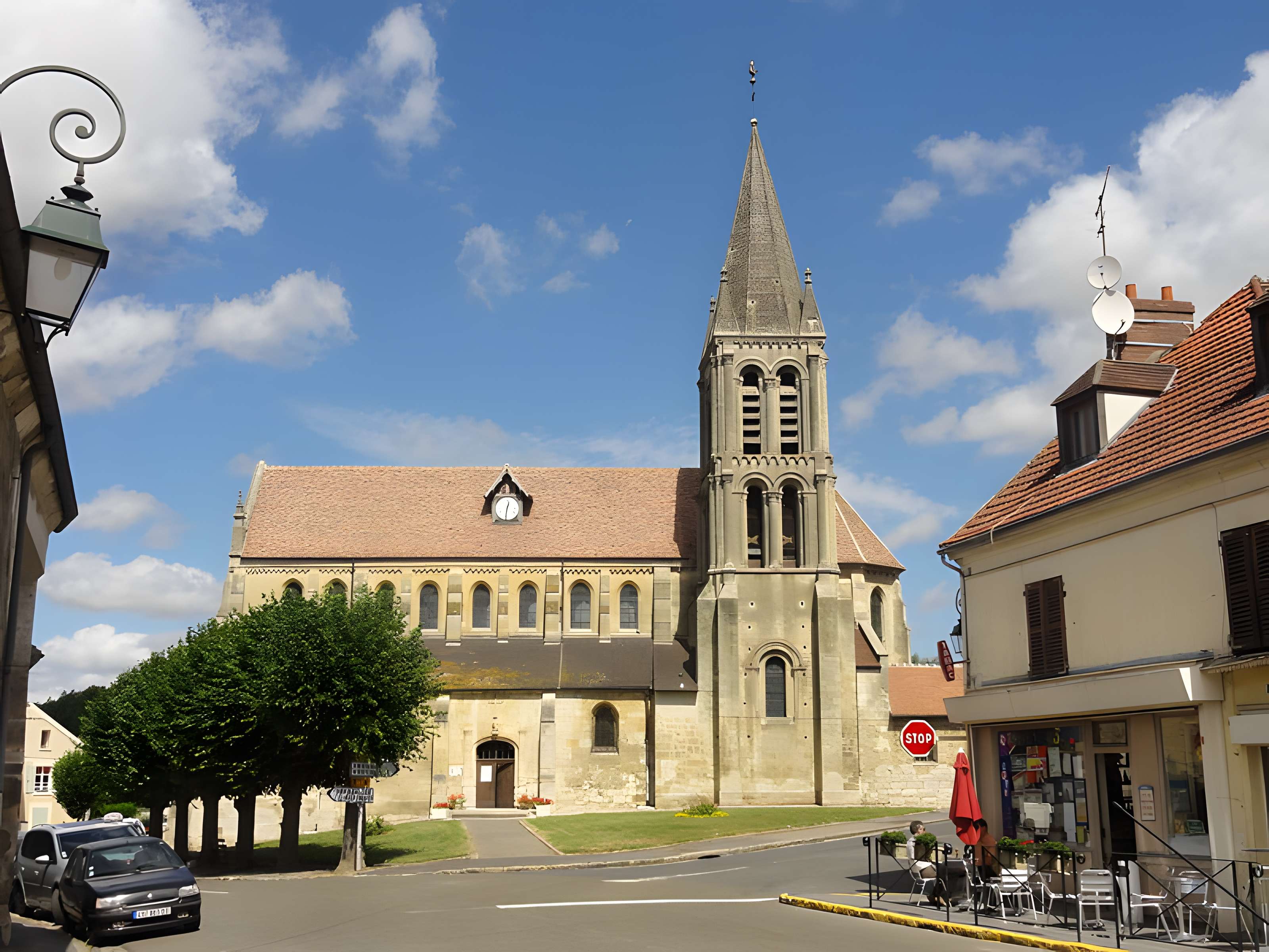 Église Saint-Symphorien de Nesles-la-Vallée et croix