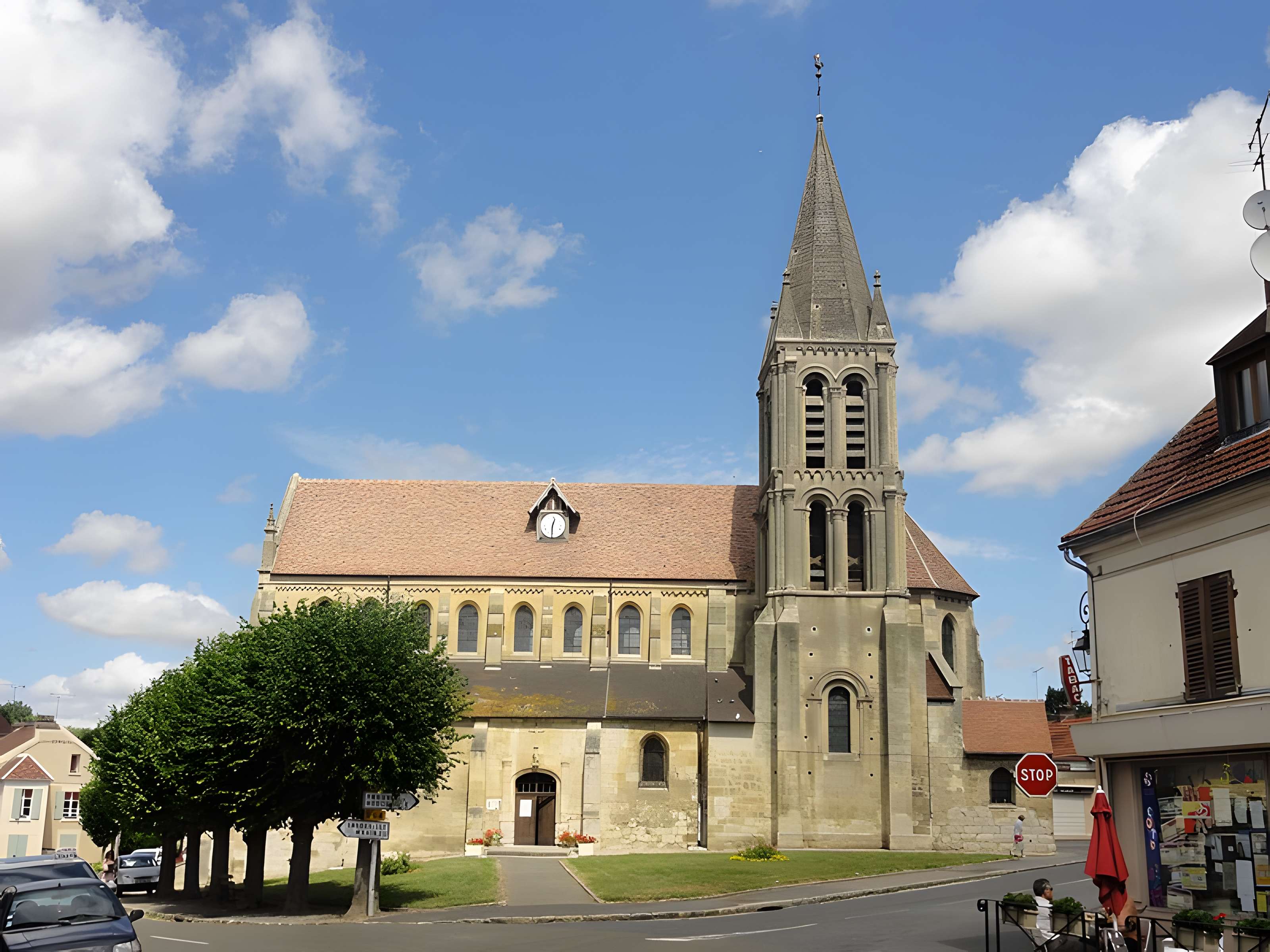 Église Saint-Symphorien de Nesles-la-Vallée et croix