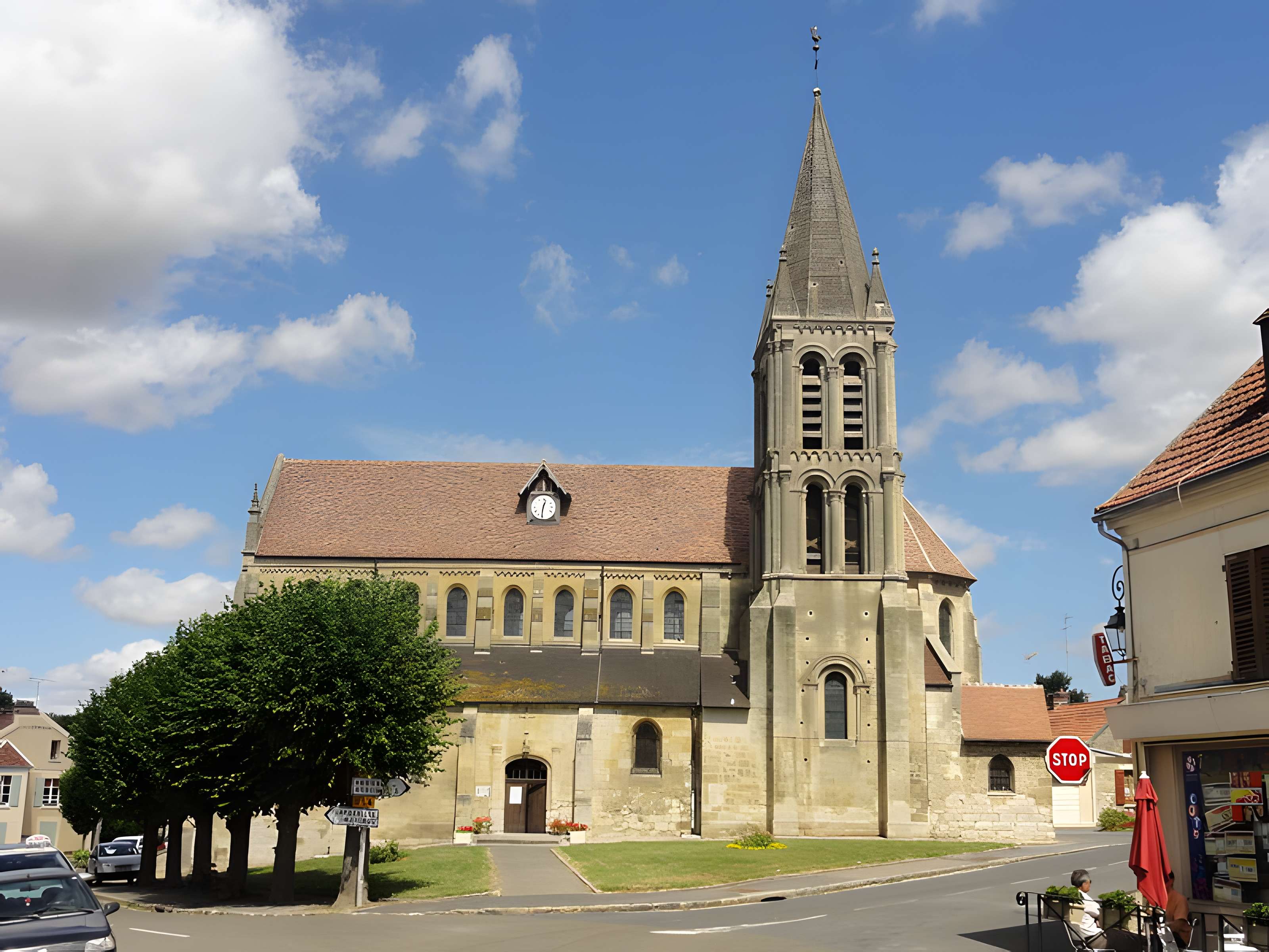 Église Saint-Symphorien de Nesles-la-Vallée et croix