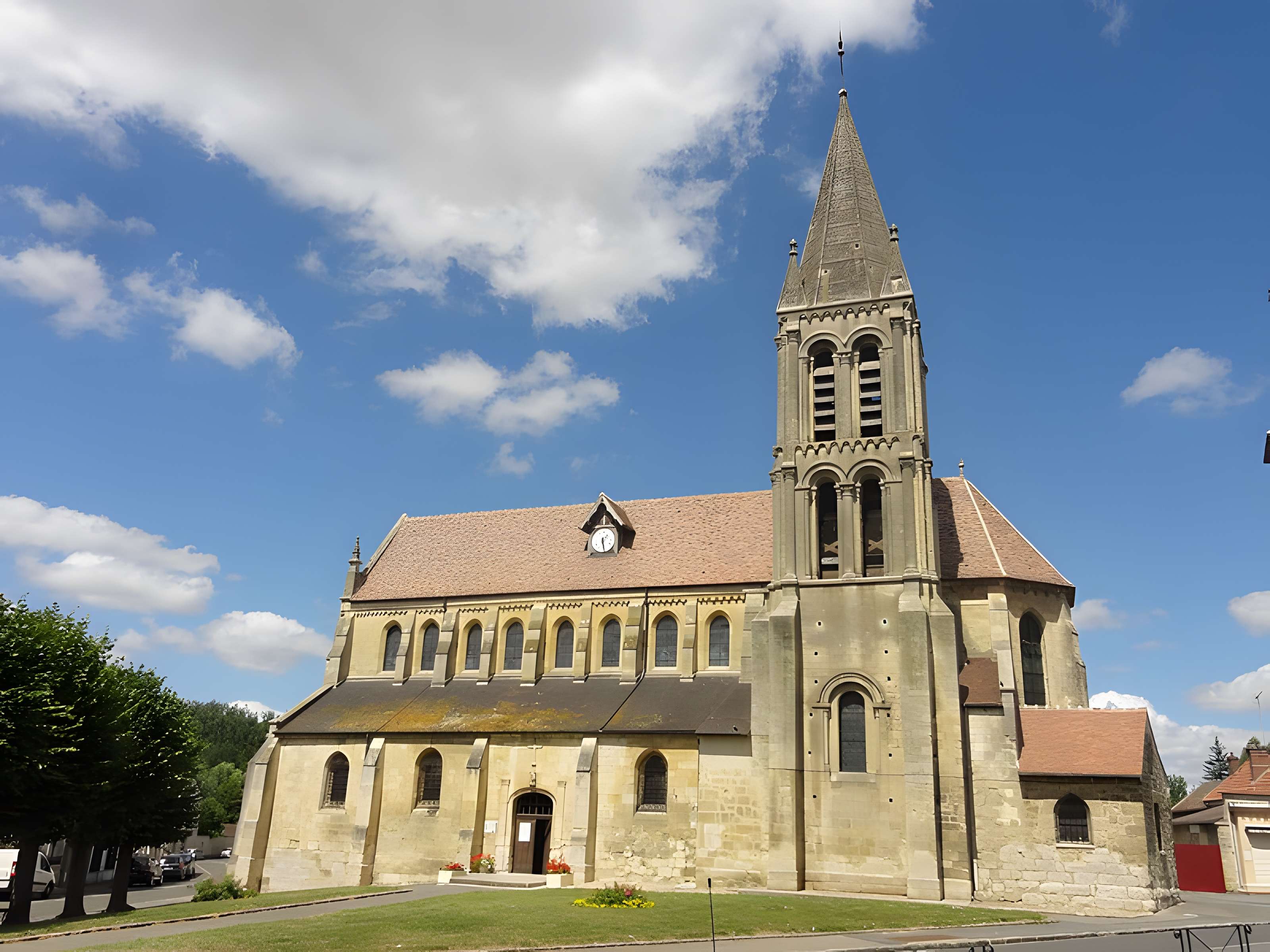 Église Saint-Symphorien de Nesles-la-Vallée et croix