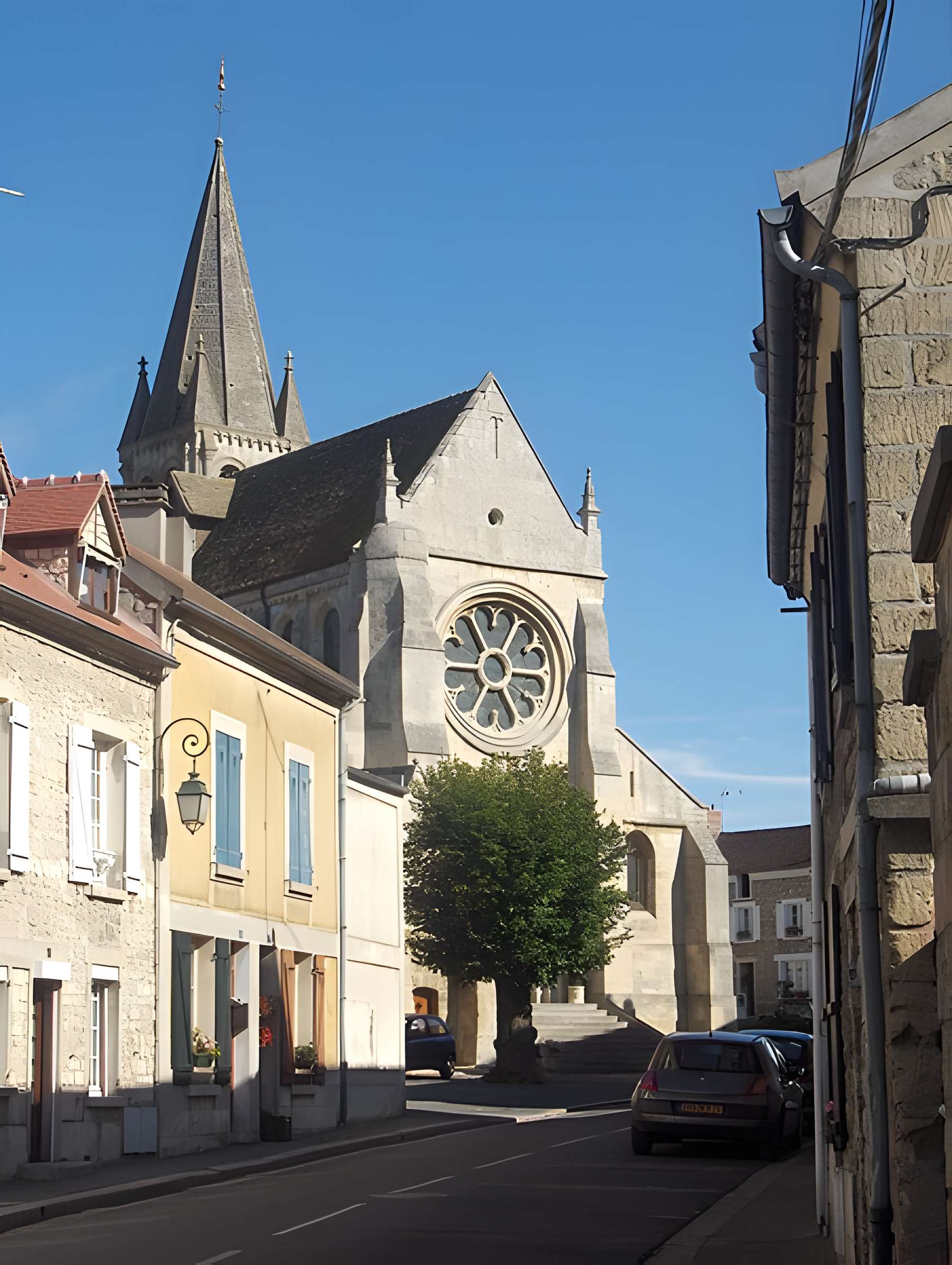 Église Saint-Symphorien de Nesles-la-Vallée et croix