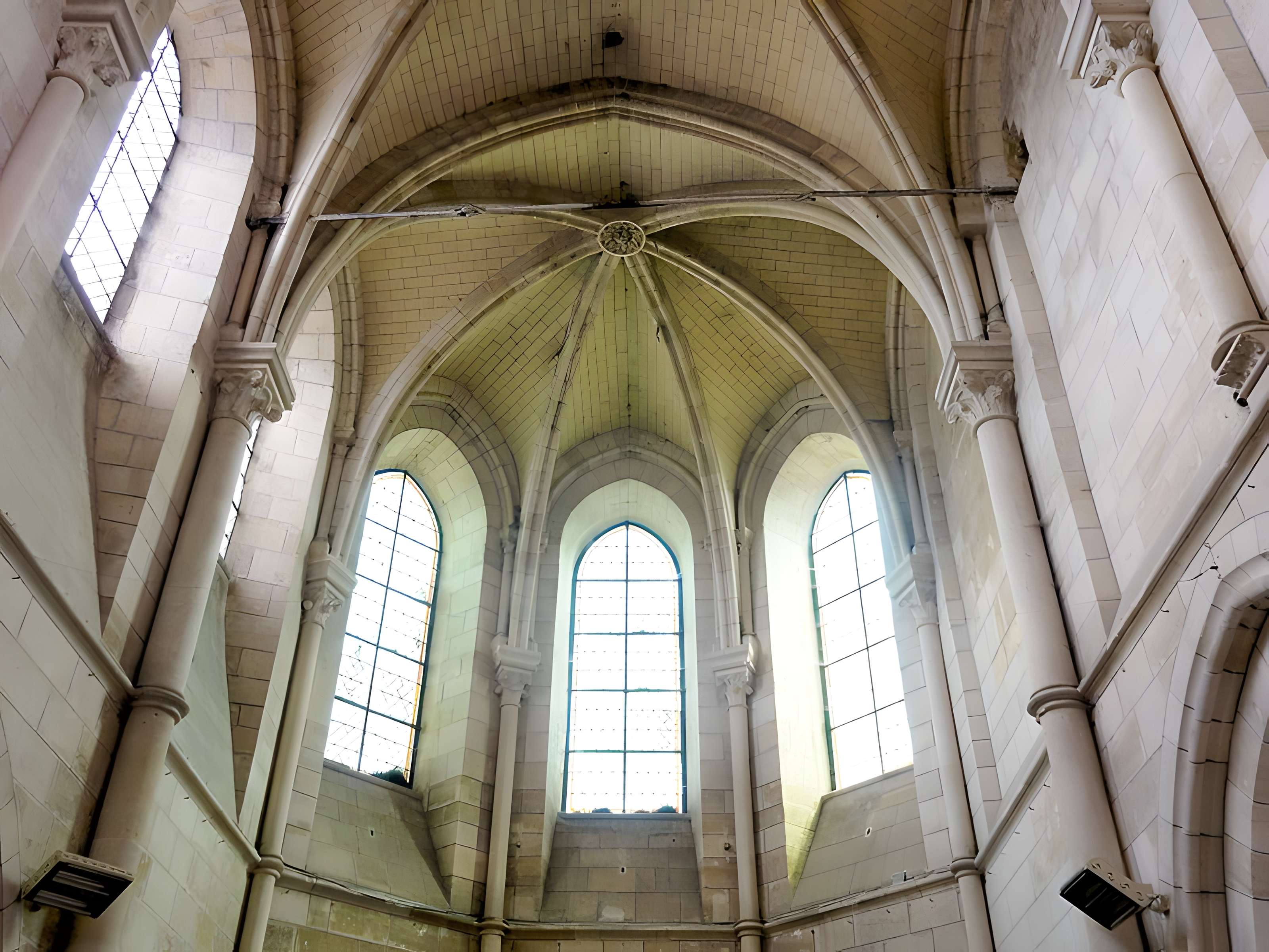 Église Saint-Symphorien de Nesles-la-Vallée et croix