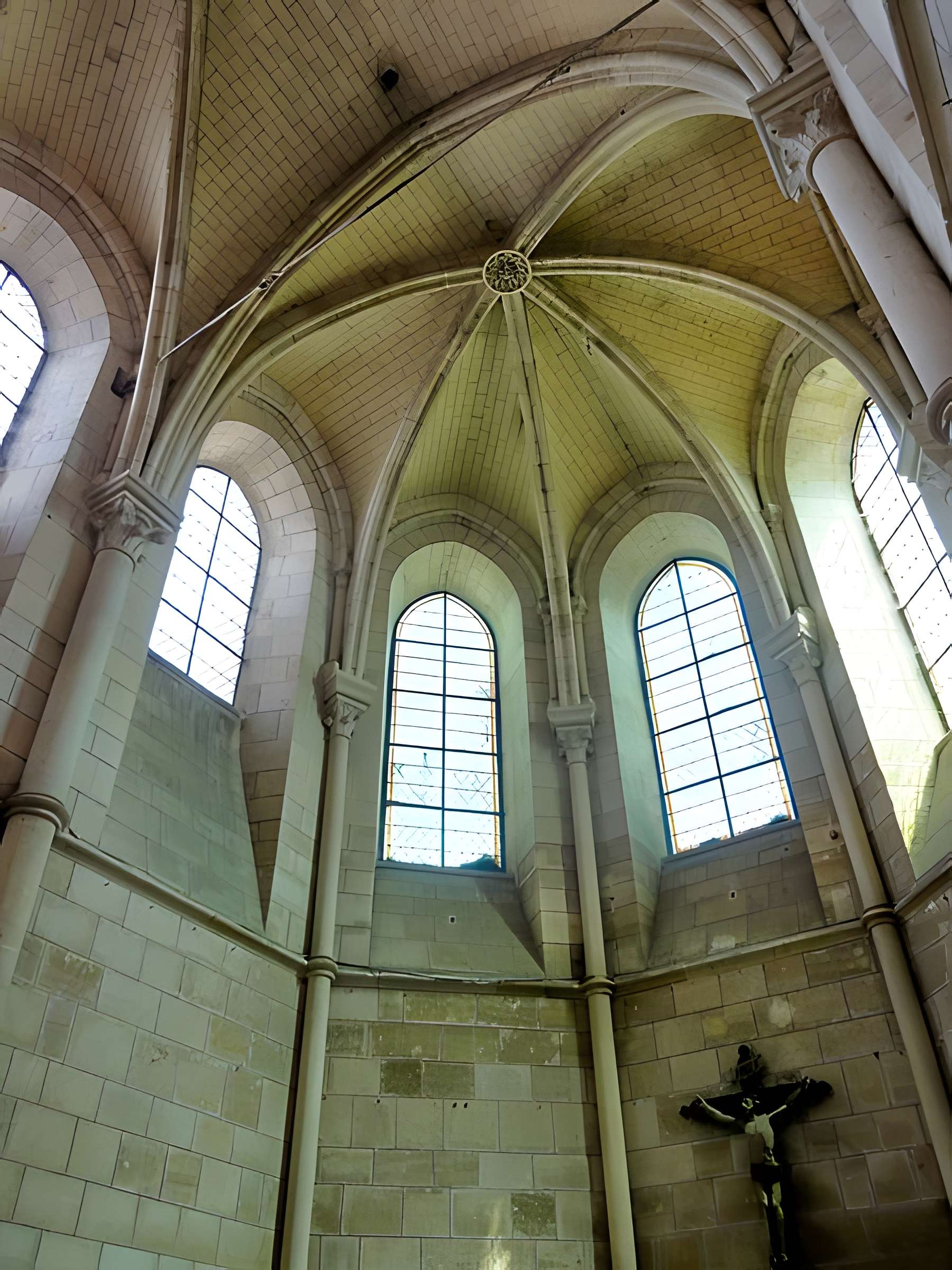 Église Saint-Symphorien de Nesles-la-Vallée et croix