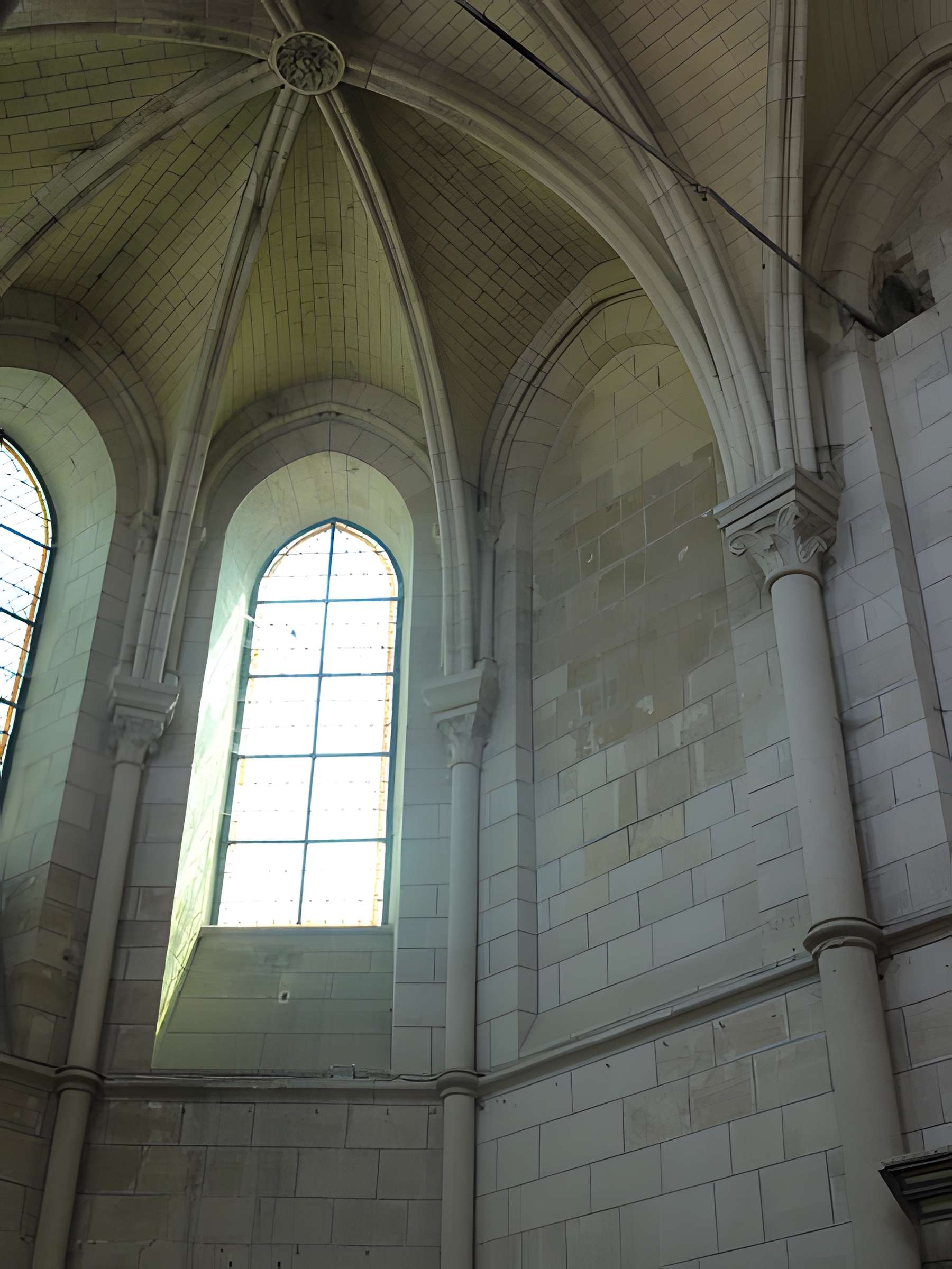 Église Saint-Symphorien de Nesles-la-Vallée et croix