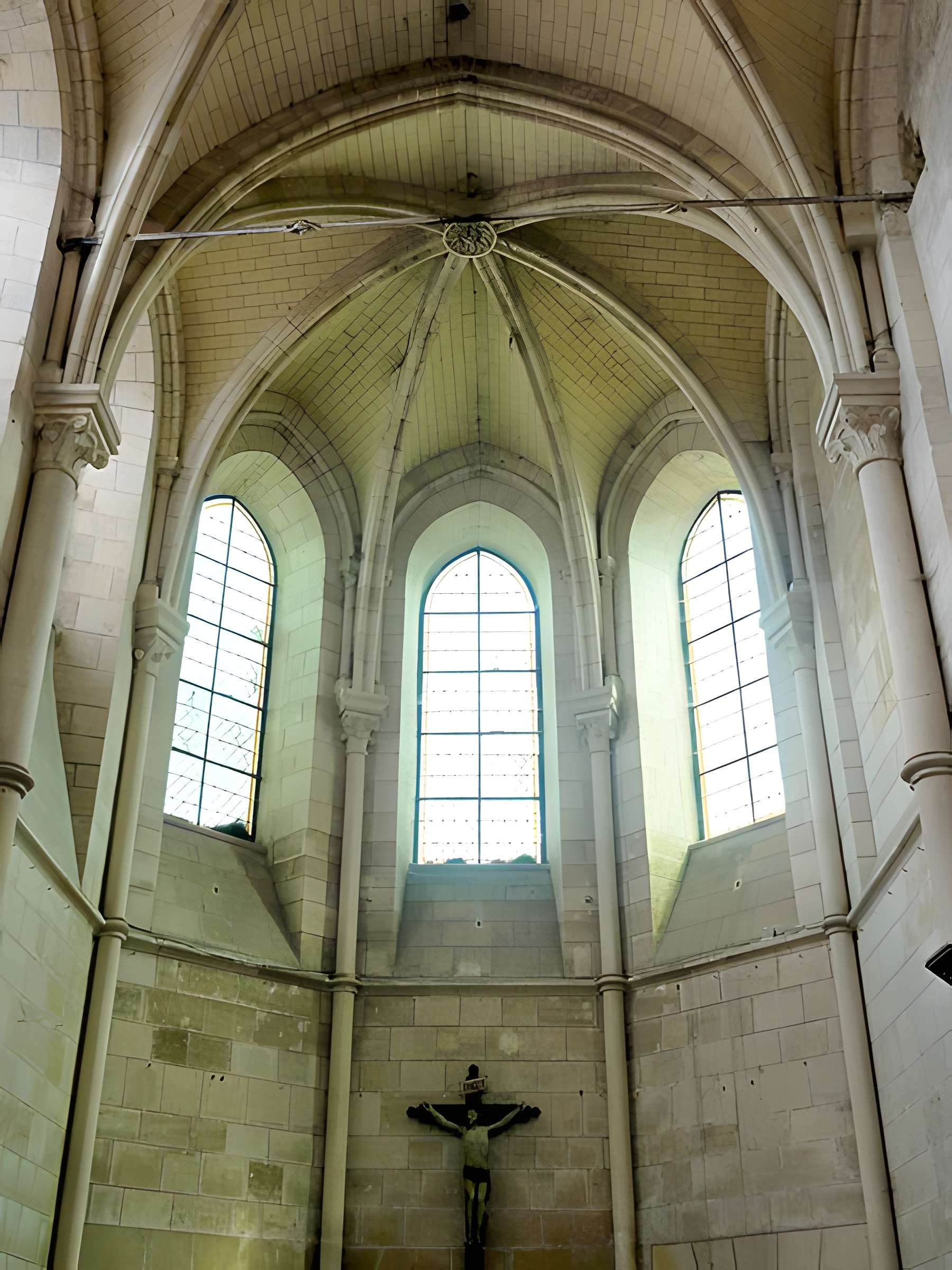 Église Saint-Symphorien de Nesles-la-Vallée et croix