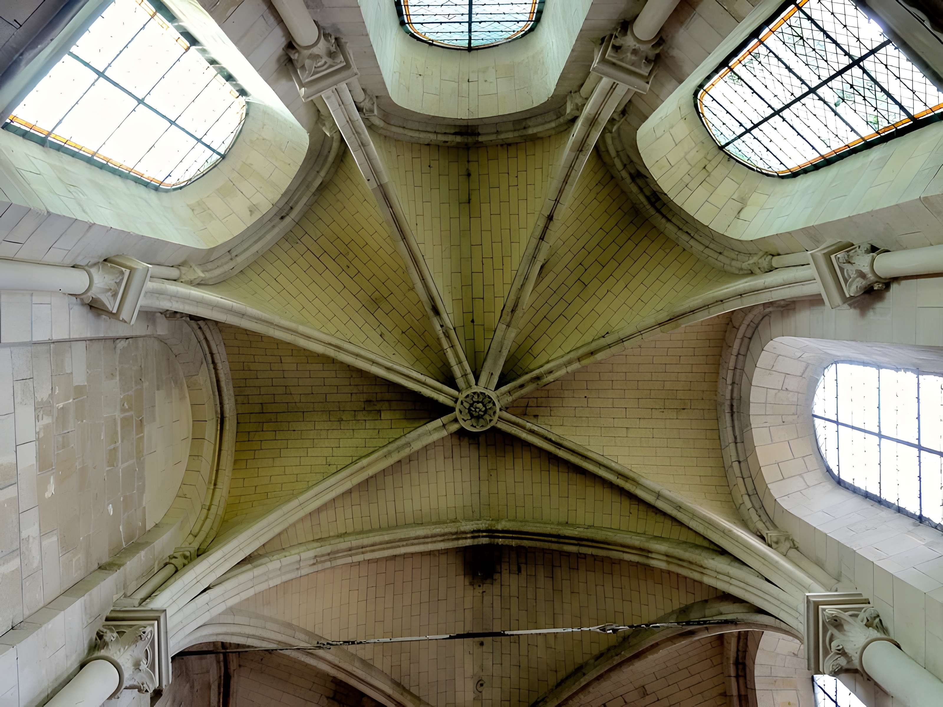 Église Saint-Symphorien de Nesles-la-Vallée et croix