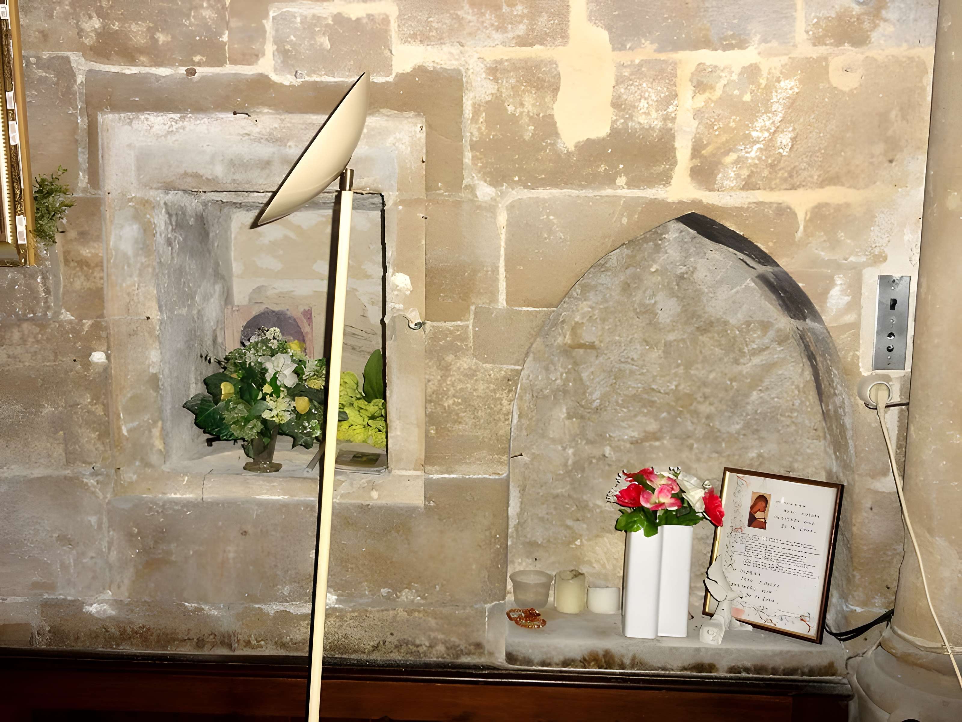 Église Saint-Symphorien de Nesles-la-Vallée et croix