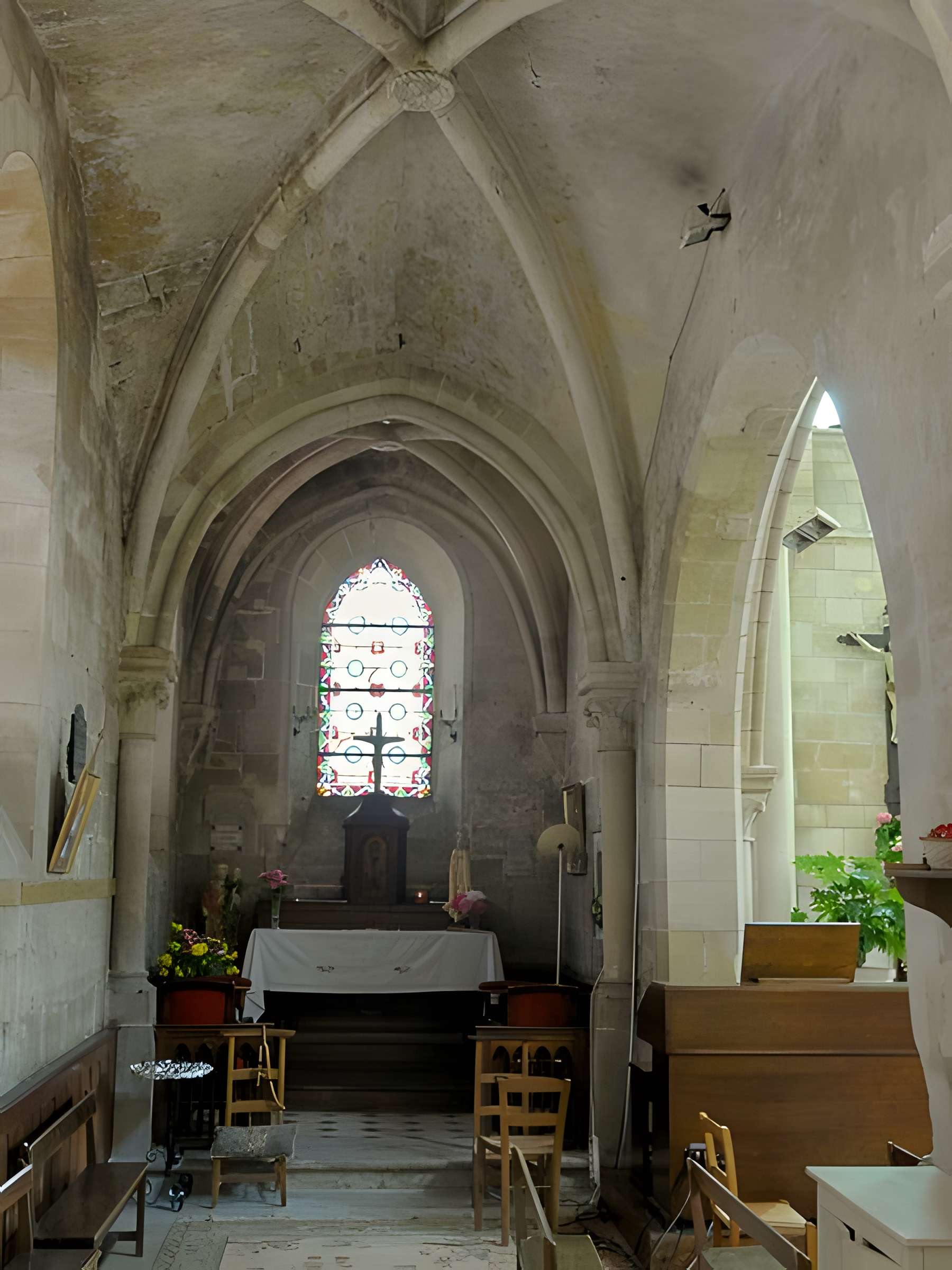 Église Saint-Symphorien de Nesles-la-Vallée et croix
