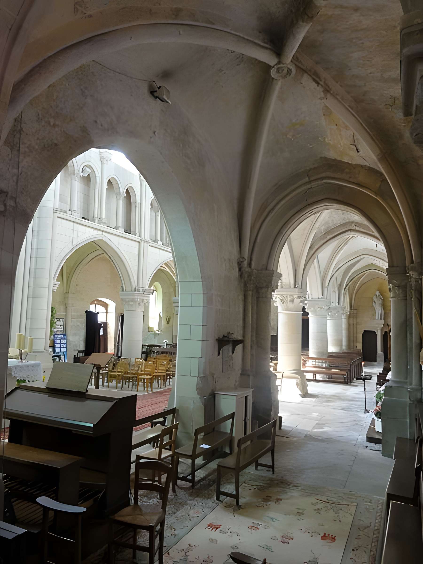 Église Saint-Symphorien de Nesles-la-Vallée et croix