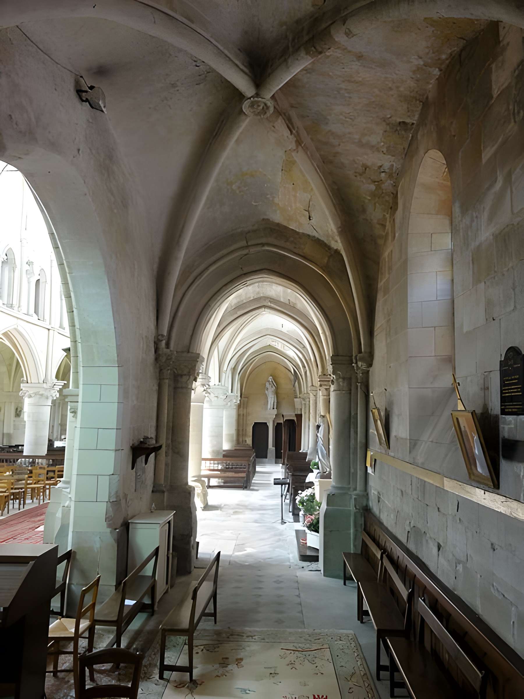 Église Saint-Symphorien de Nesles-la-Vallée et croix