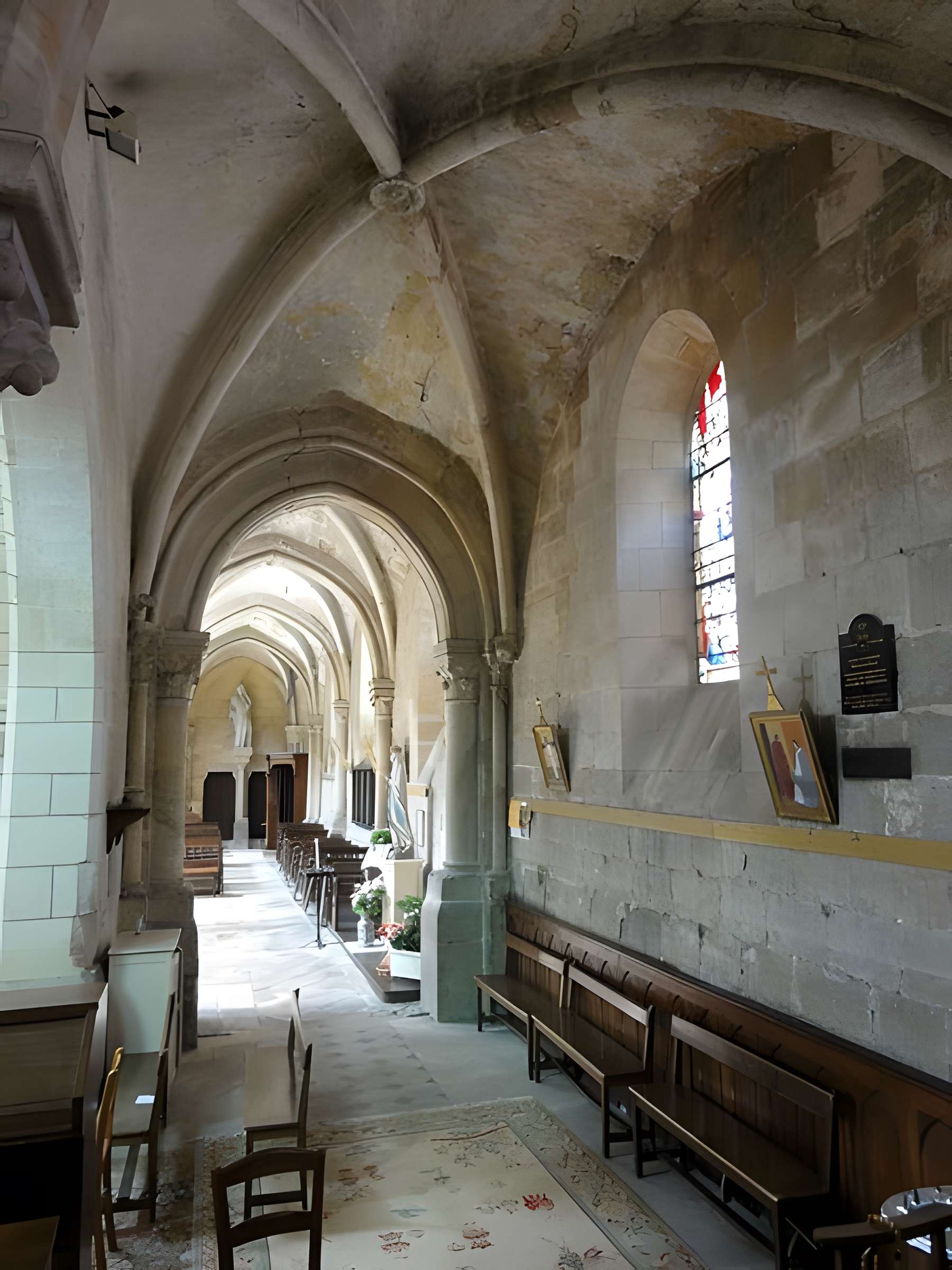 Église Saint-Symphorien de Nesles-la-Vallée et croix